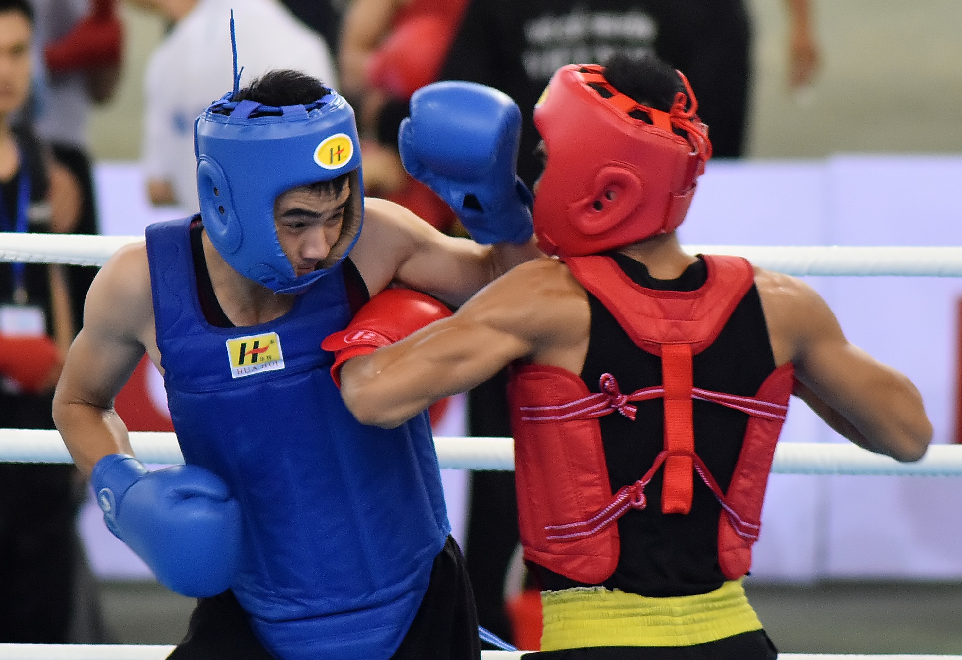 Vo si Nghe An ha do van doi thu nguoi Nga hinh anh