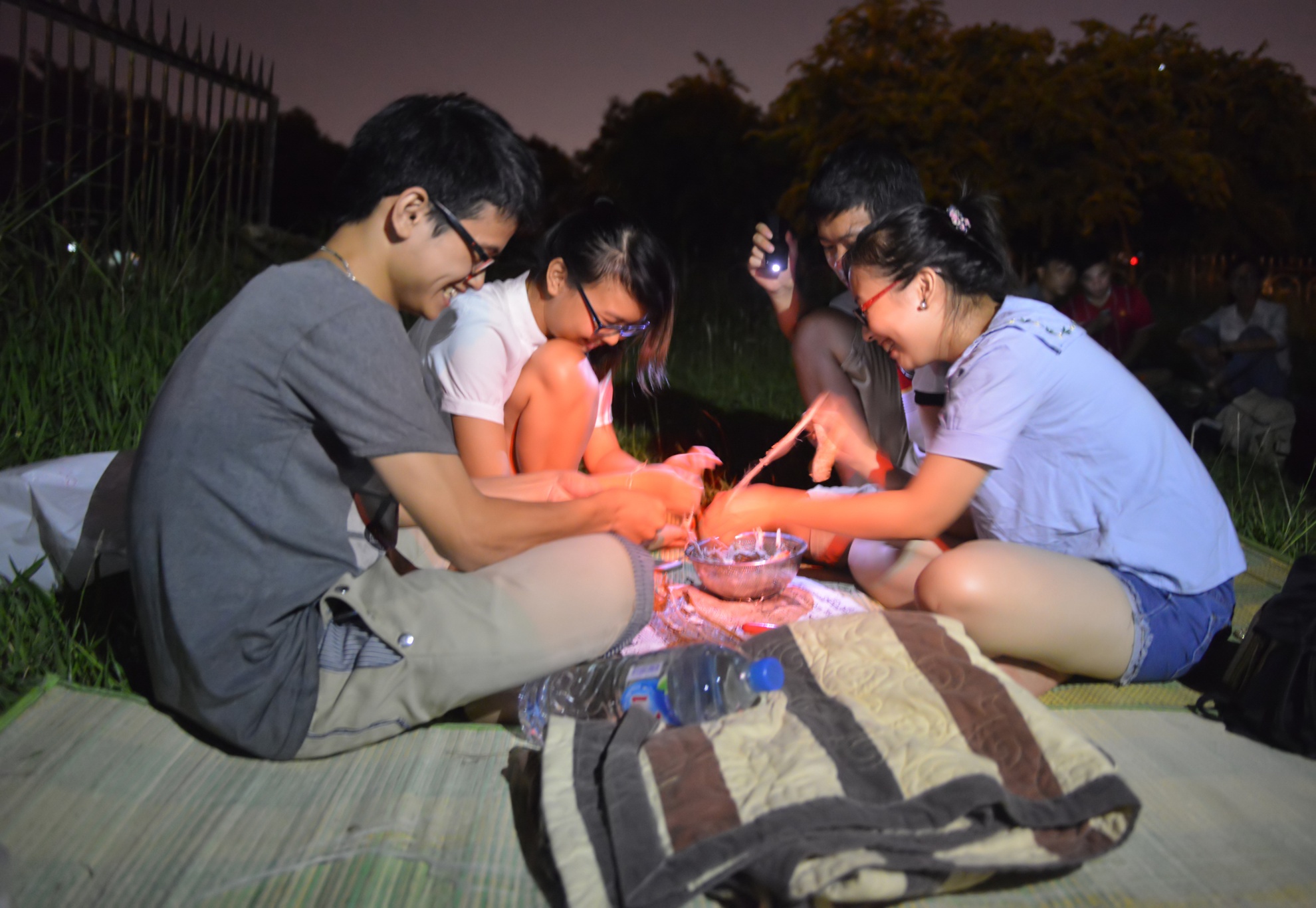 Gioi tre om chan chieu, dung leu ngu cho ngam mua sao bang hinh anh