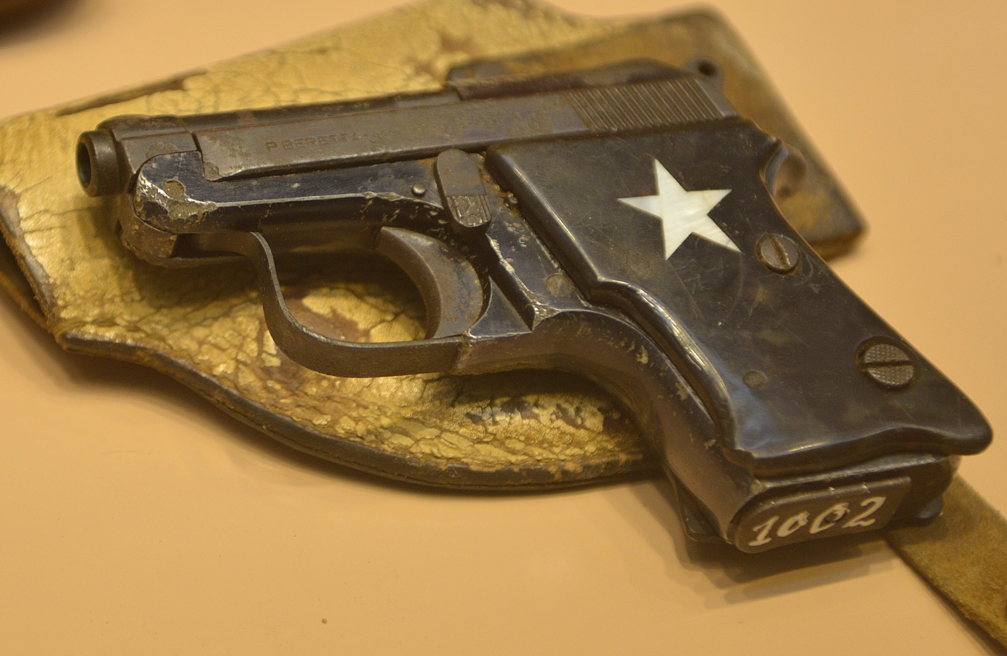 Súng ngắn Pberetta do Italia sản xuất của đội trinh sát thị xã Long Khánh.