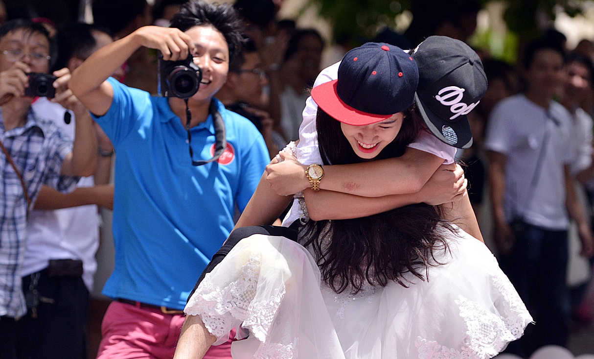 Chu re kiet suc, co dau cong chay nuoc rut hinh anh