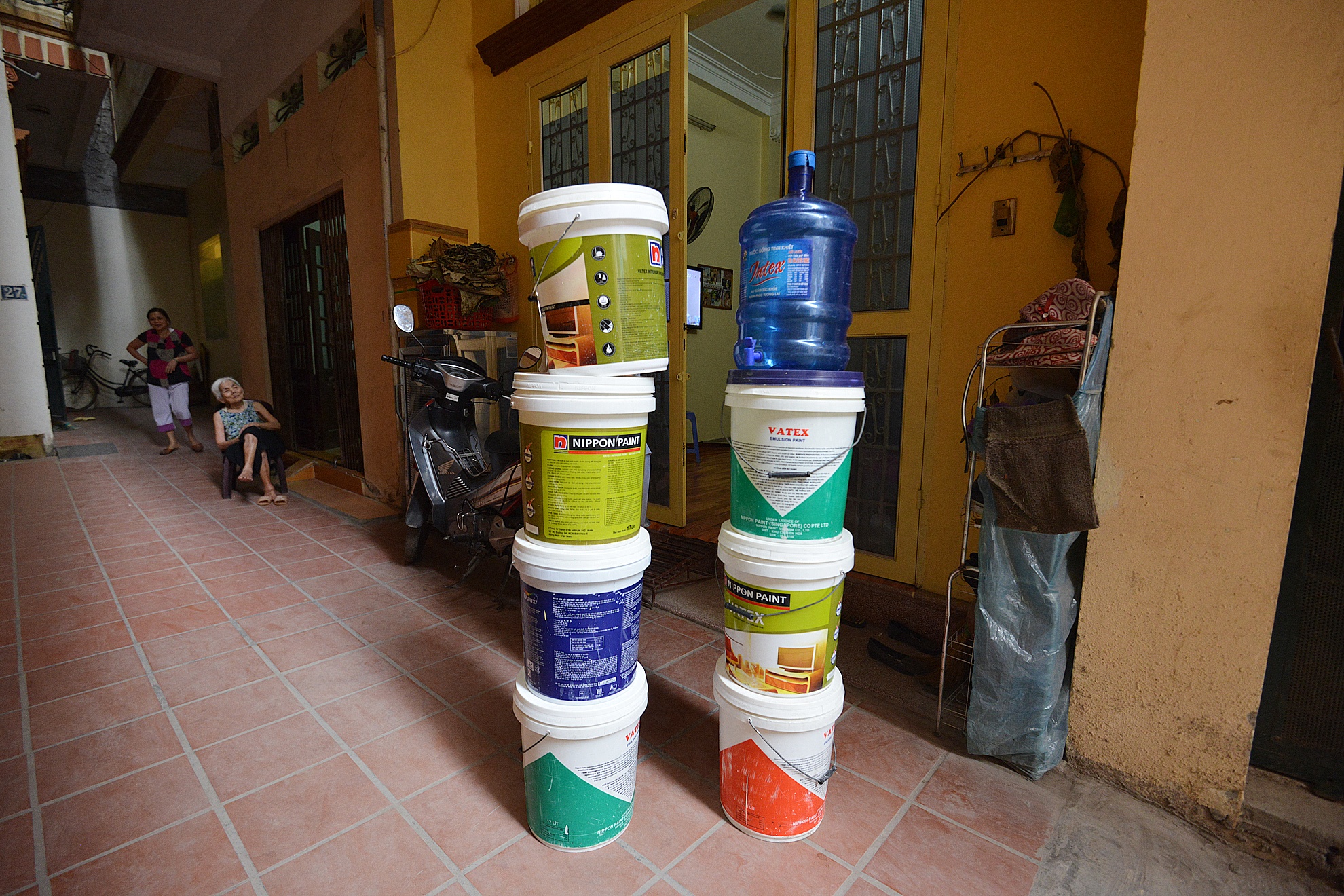 Mấy ngày nay, người dân tổ 4 (phường Láng Hạ, Đống Đa, Hà Nội) liên tục mất nước, nhiều gia đình phải xếp cả xô chậu để chờ xe nước đến để lấy.