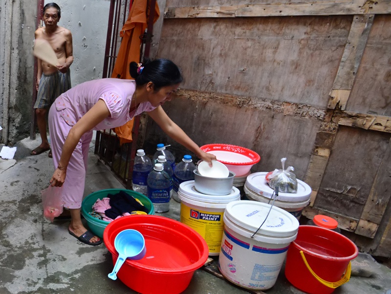 Nguoi Ha Noi chau chuc hung tung xo nuoc hinh anh