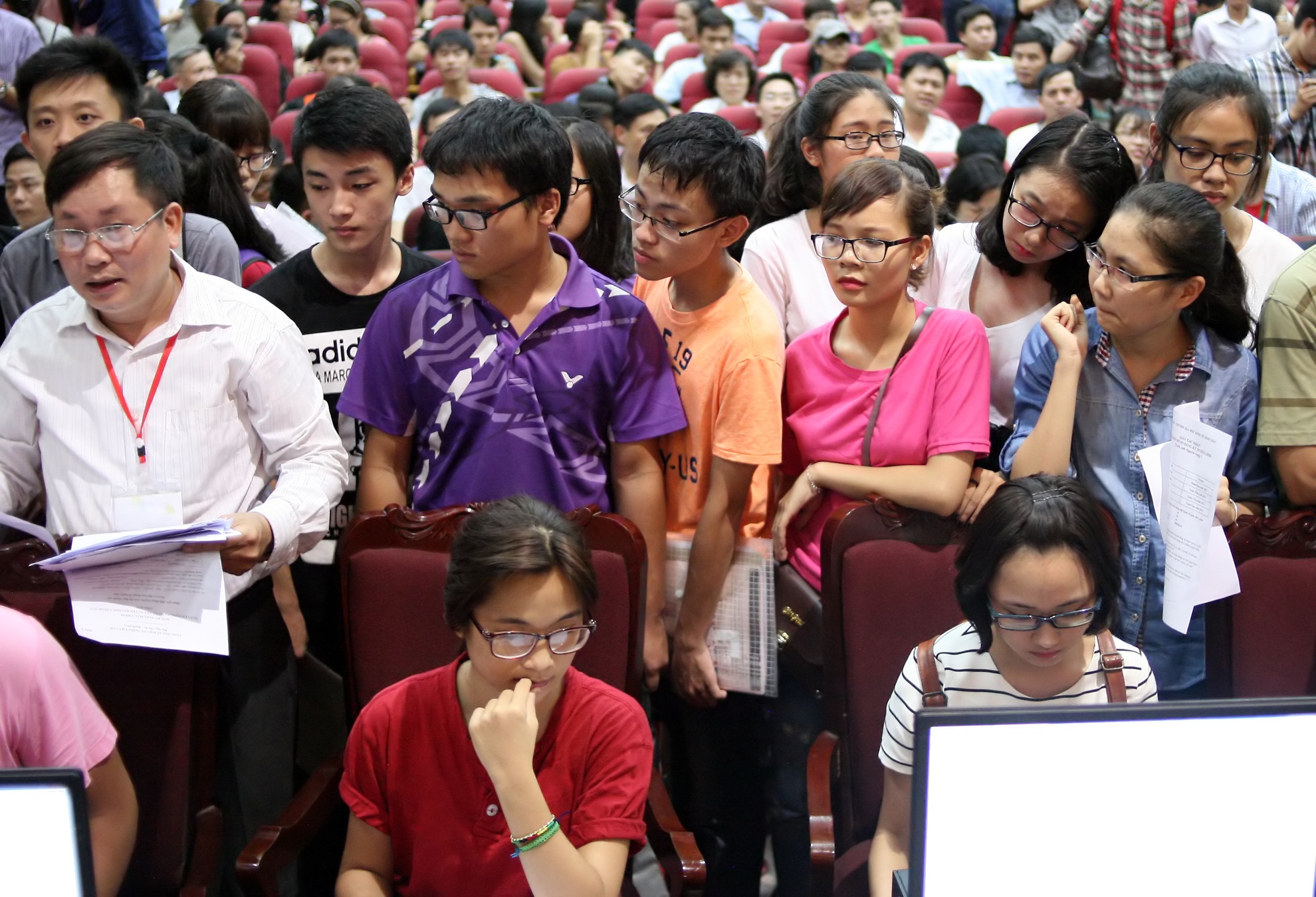 Hang tram thi sinh chen lan cho nop ho so sat gio chot hinh anh