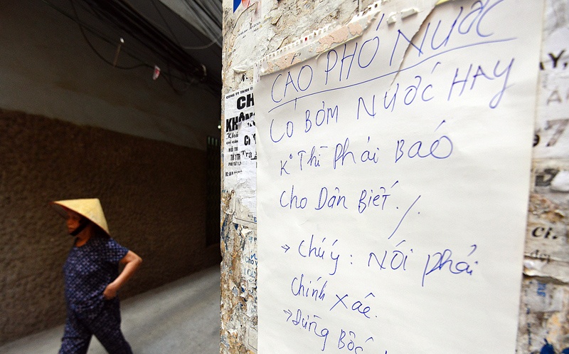 Met moi vi chau chuc, dan Ha Noi viet 'cao pho nuoc' hinh anh