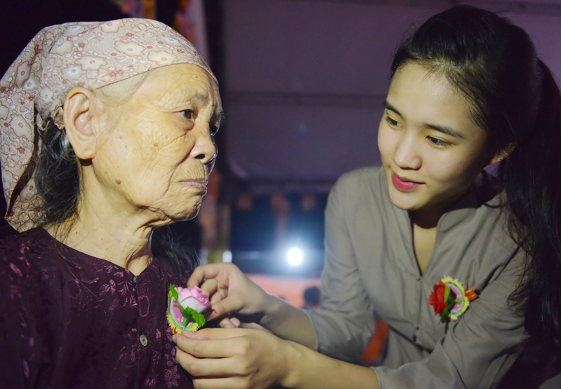 Bong hong cai ao don Vu lan hinh anh