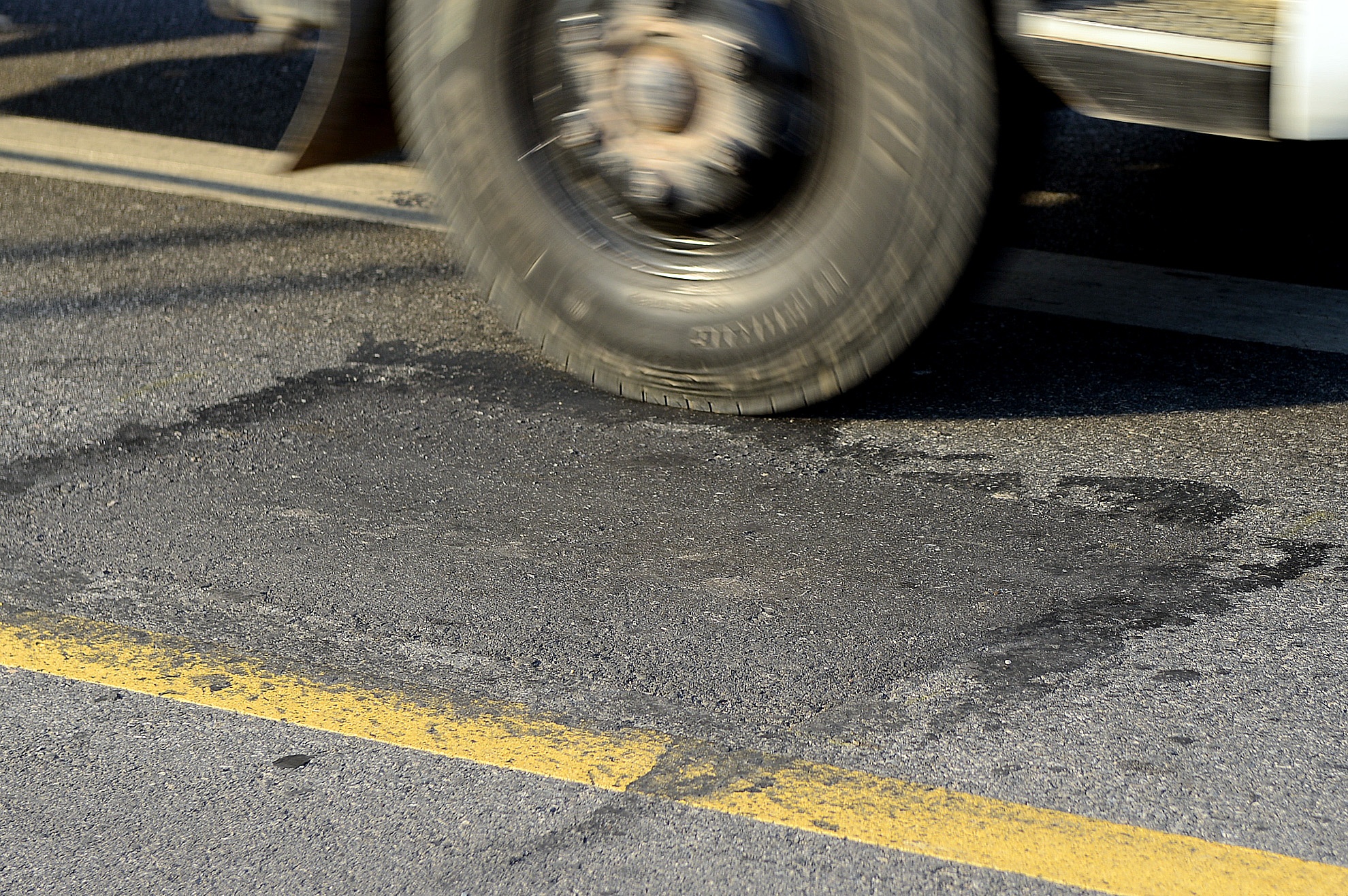 Nhieu vet va tren mat cau 900 ty sau it thang thong xe hinh anh