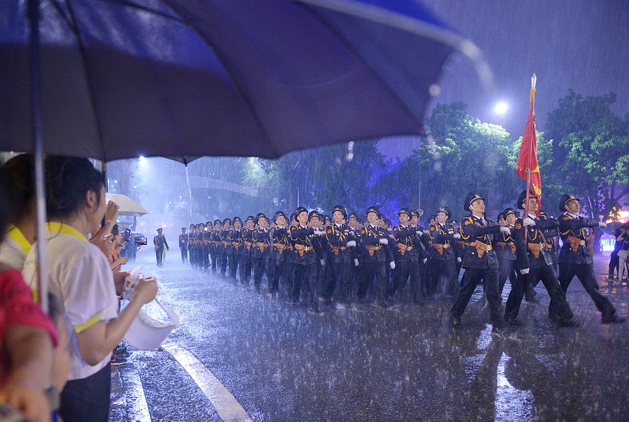 Nguoi dan doi mua xem tong duyet dieu binh hinh anh
