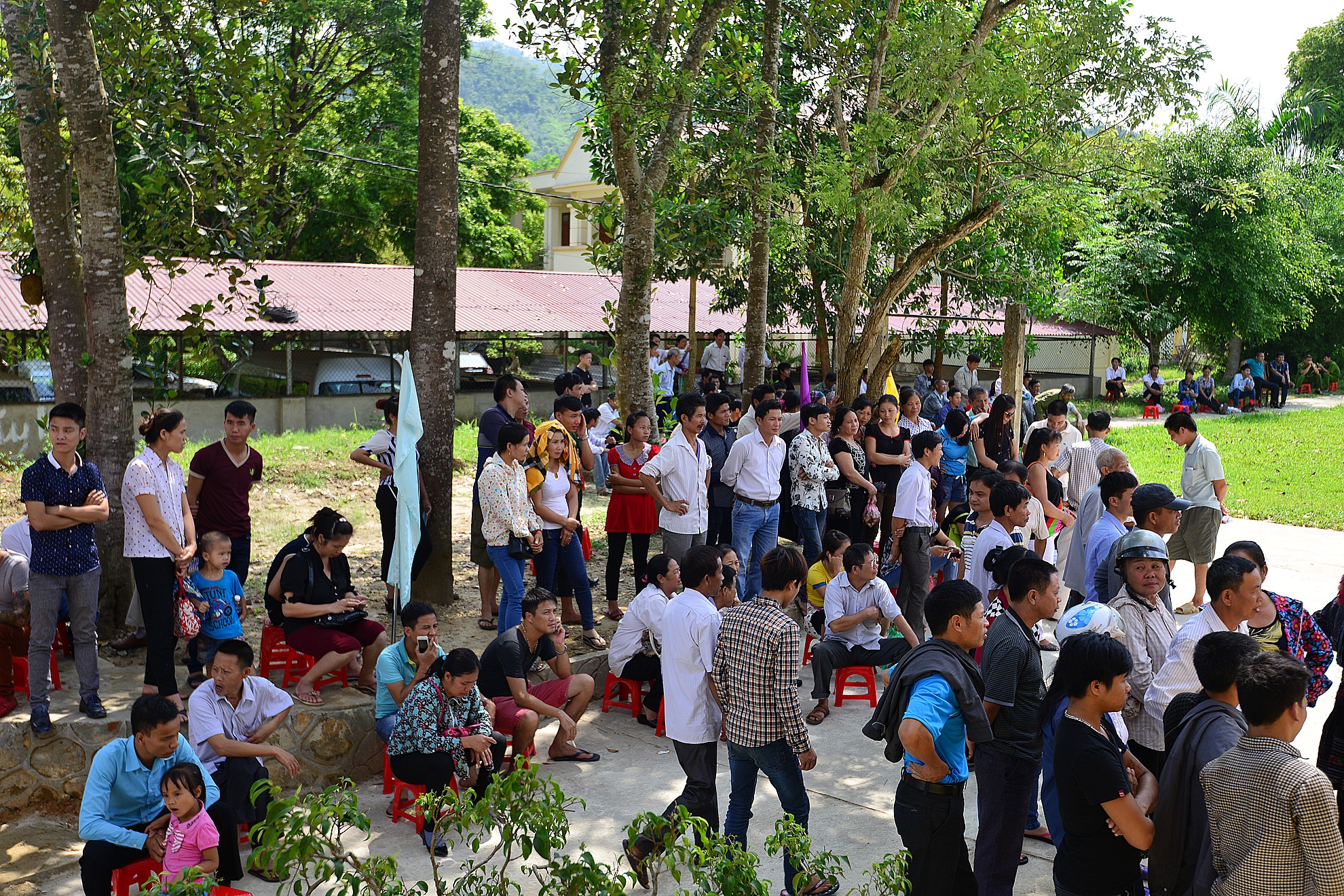 Bất chấp nắng nóng, nhiều người nhà có mặt tại trại giam Hồng Ca để đón người nhà.