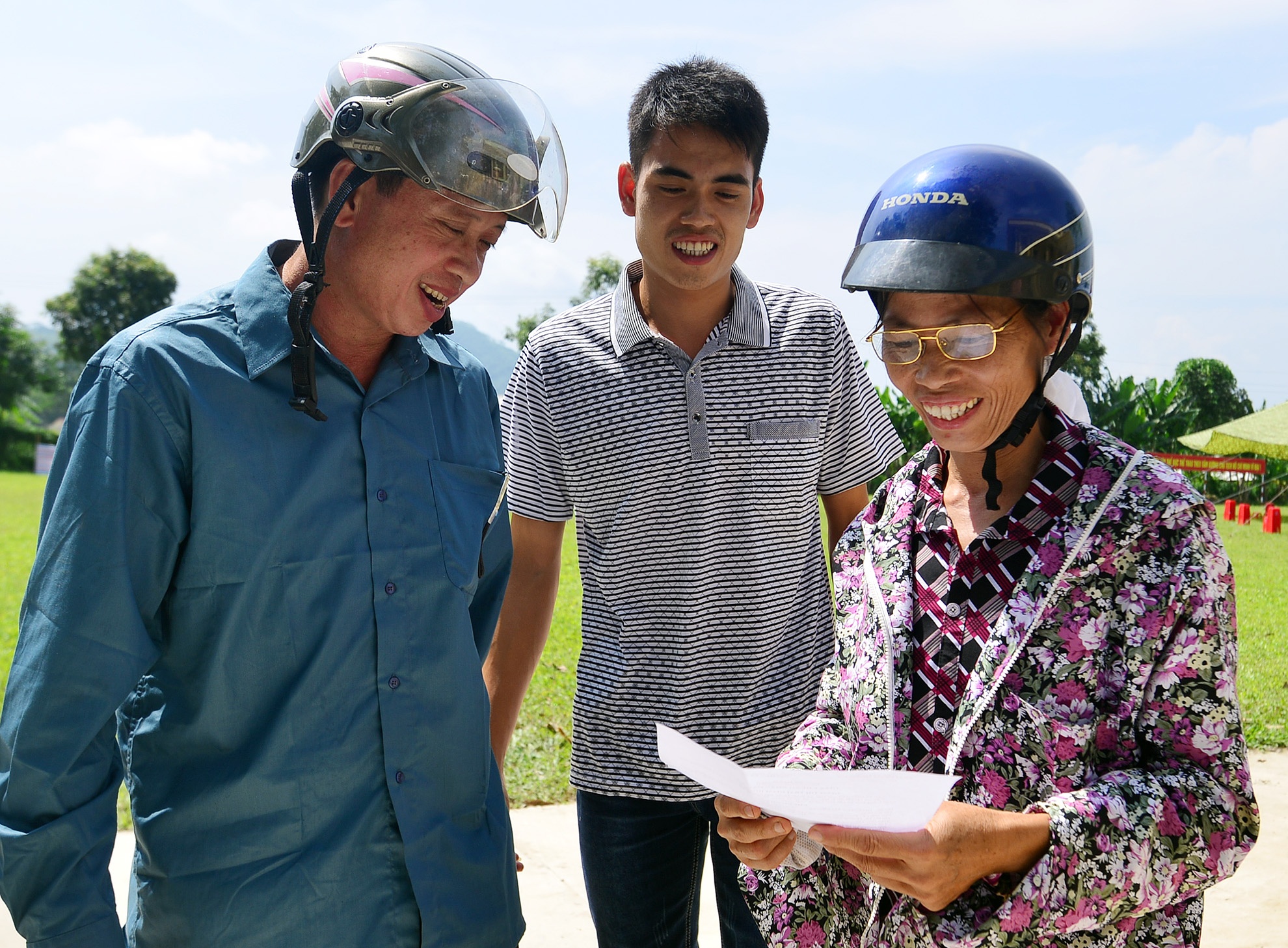 Khoanh khac gap nguoi than cua pham nhan duoc dac xa hinh anh