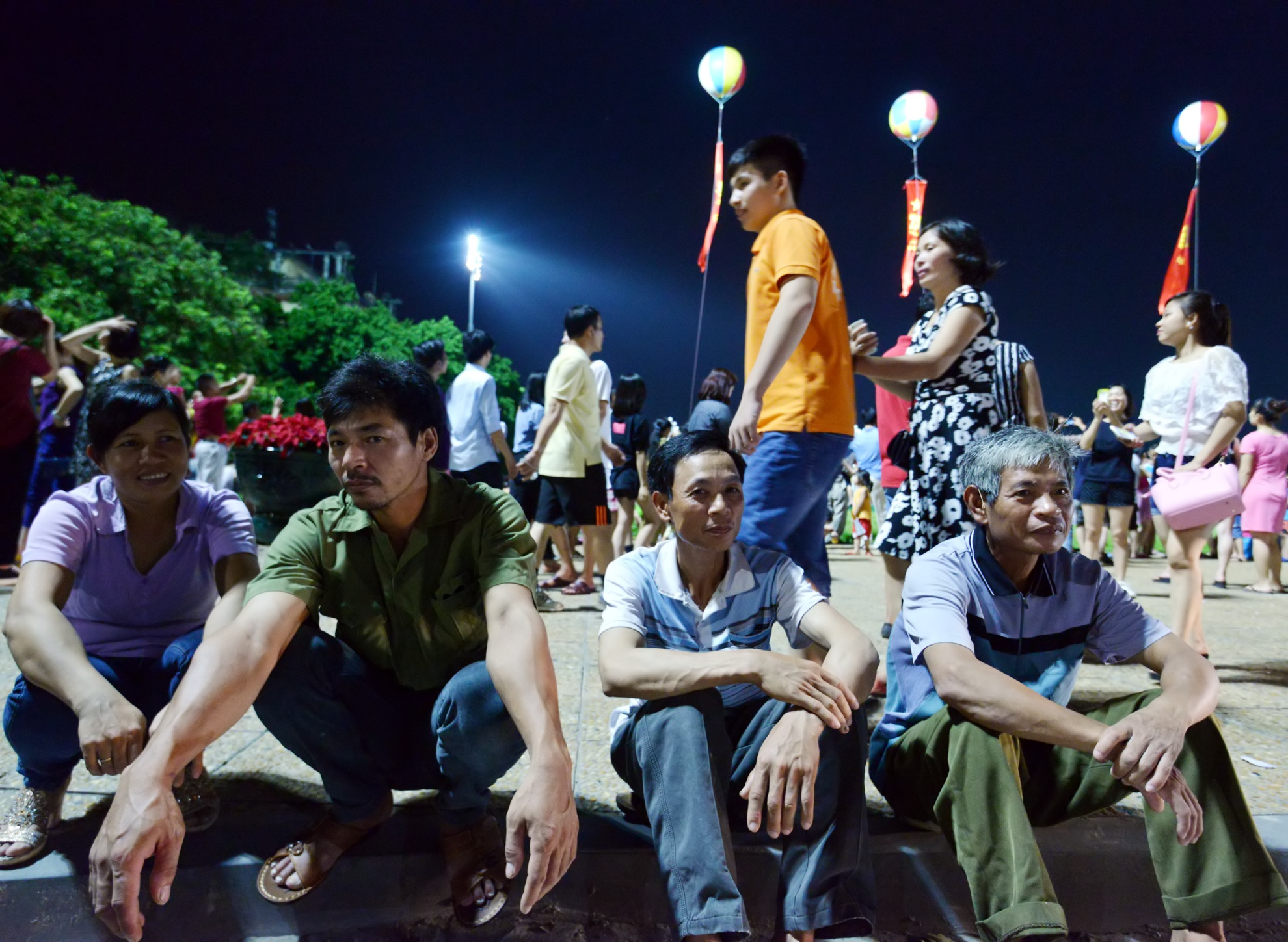 Nguoi dan hao huc do ve Ba Dinh dem truoc dieu binh hinh anh