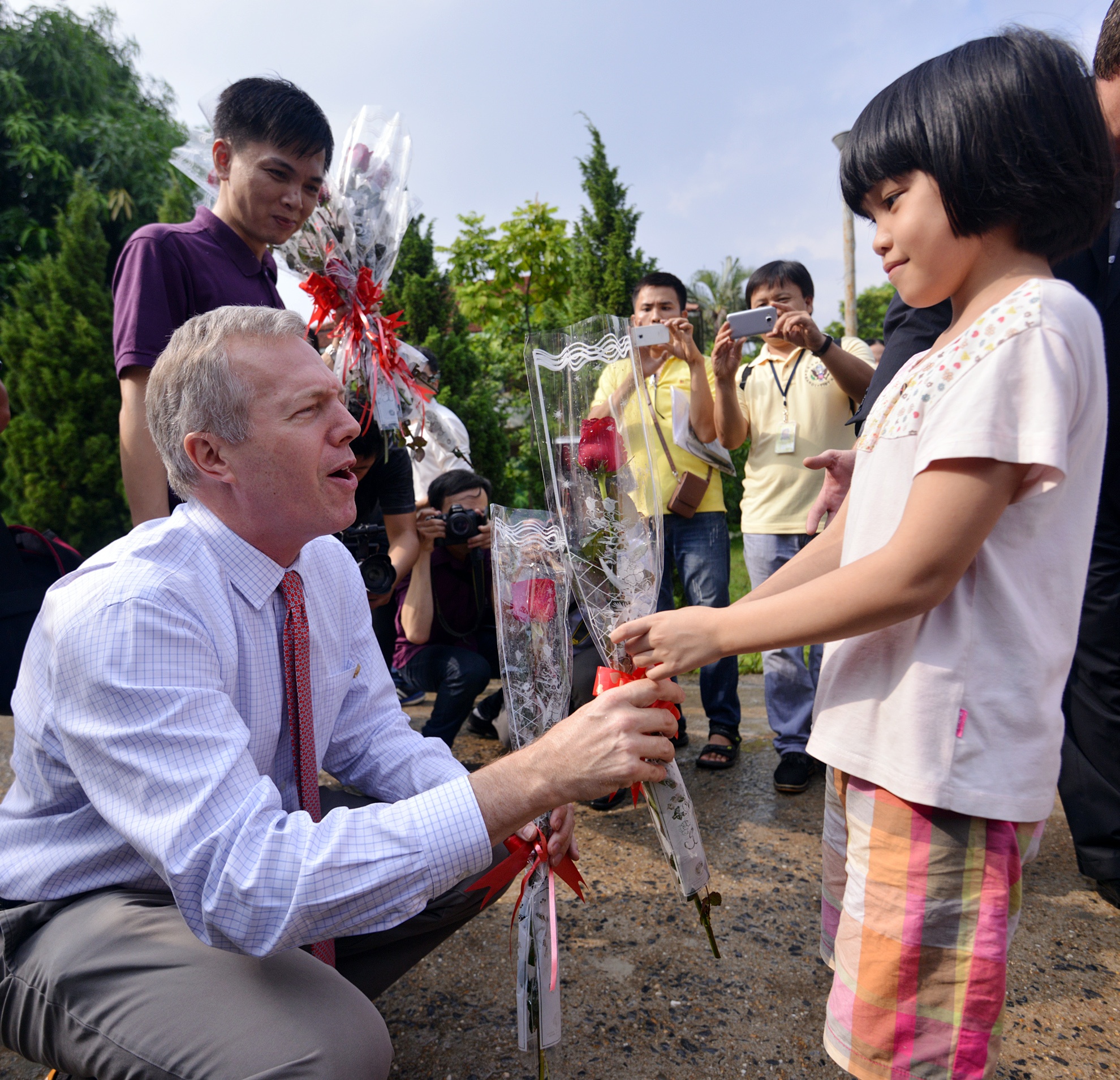 Đại sứ sống nhiều năm ở Việt Nam. Ông rất ngạc nhiên khi nhận được sự chào đón nhiệt tình từ các em nhỏ.