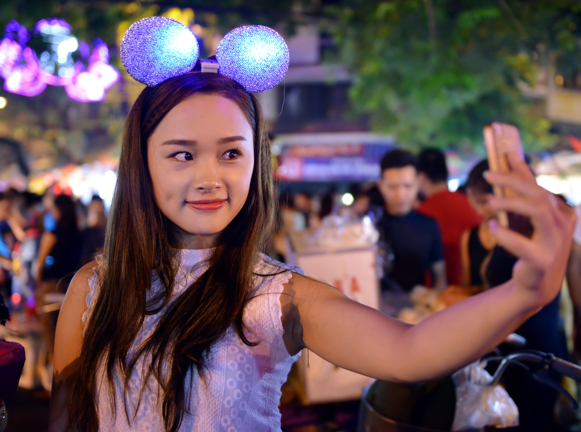 Nam thanh, nu tu quay tung pho trung thu hinh anh