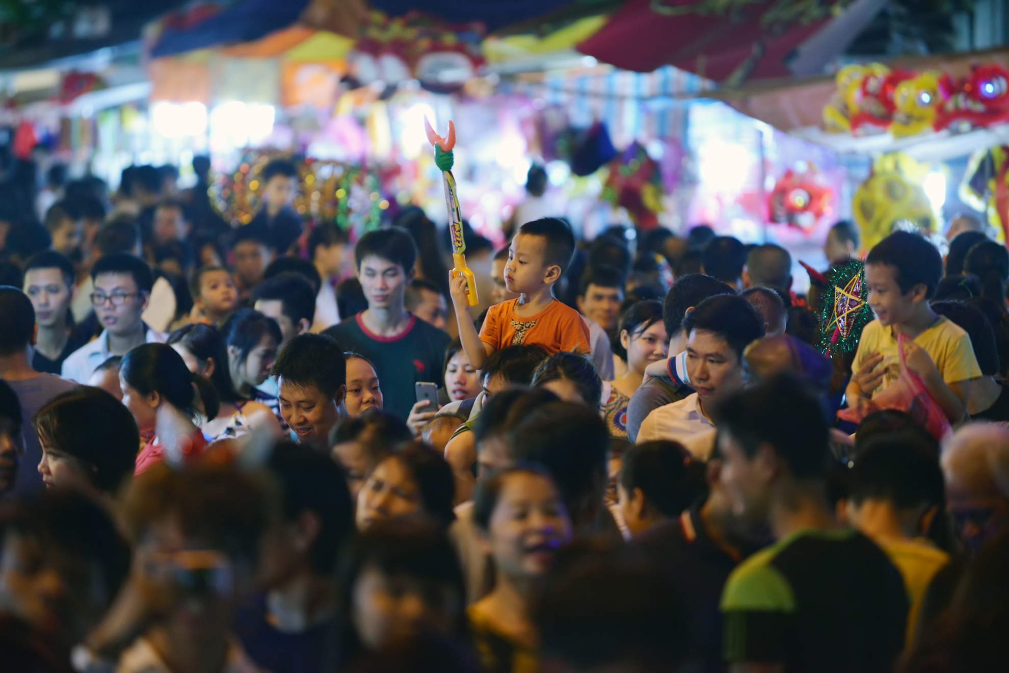 Tại ngã tư Hàng Mã - Hàng Lược, từ 8h tối đã rất đông người. Những khoảng trống trên hai con phố này hầu như không còn. 