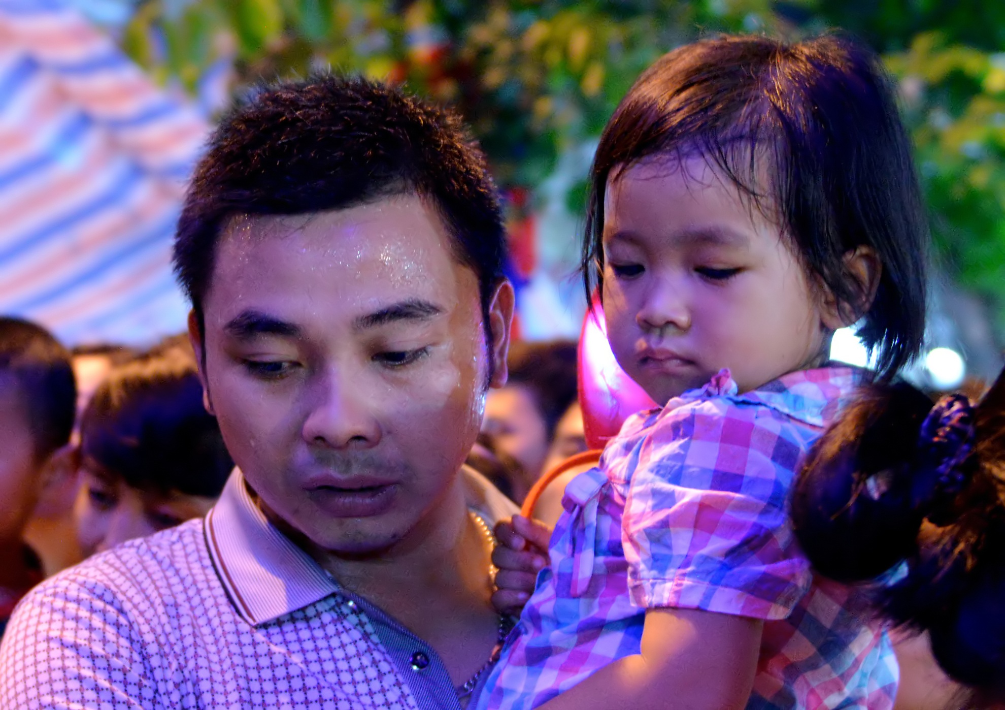 Toat mo hoi chen lan trong dong nguoi o pho trung thu hinh anh