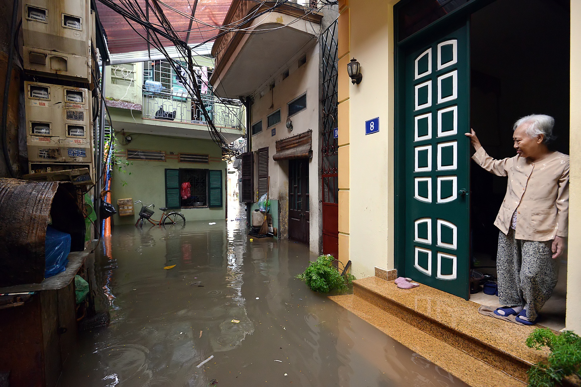  Trong khi đó bà Tuyết ngao ngán nhìn phần sân nhà mình ngập. Bà cho biết, một tuần nay khu ngõ nơi bà đang sinh sống bị ngập nặng. 