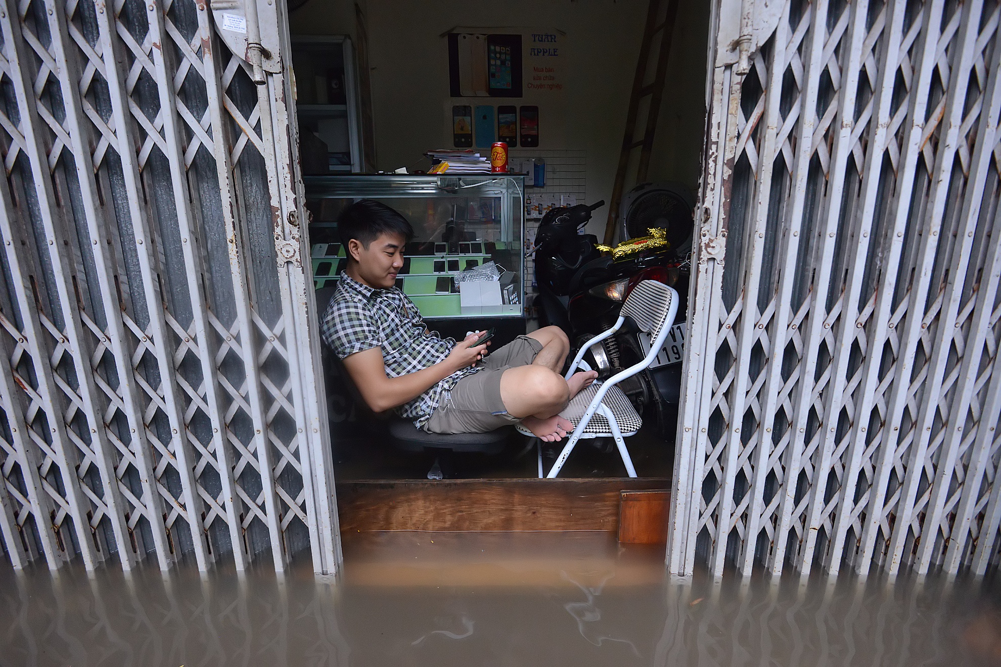  Do mất điện từ 2h sáng 22/9, nên nhiều người dân phải đi mua bánh mỳ, mì tôm về dự trữ. 