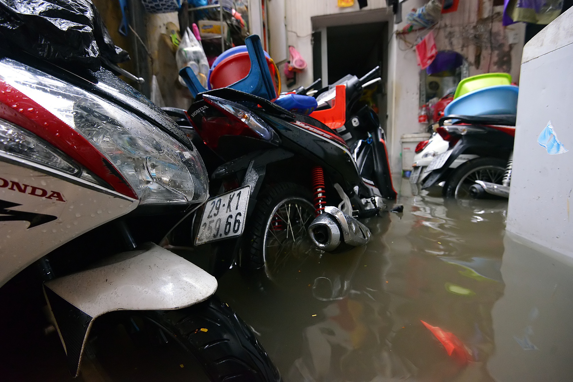  Hàng loạt xe bị chết máy nằm chỏng chơ trong sân nhà chị Thảo. 