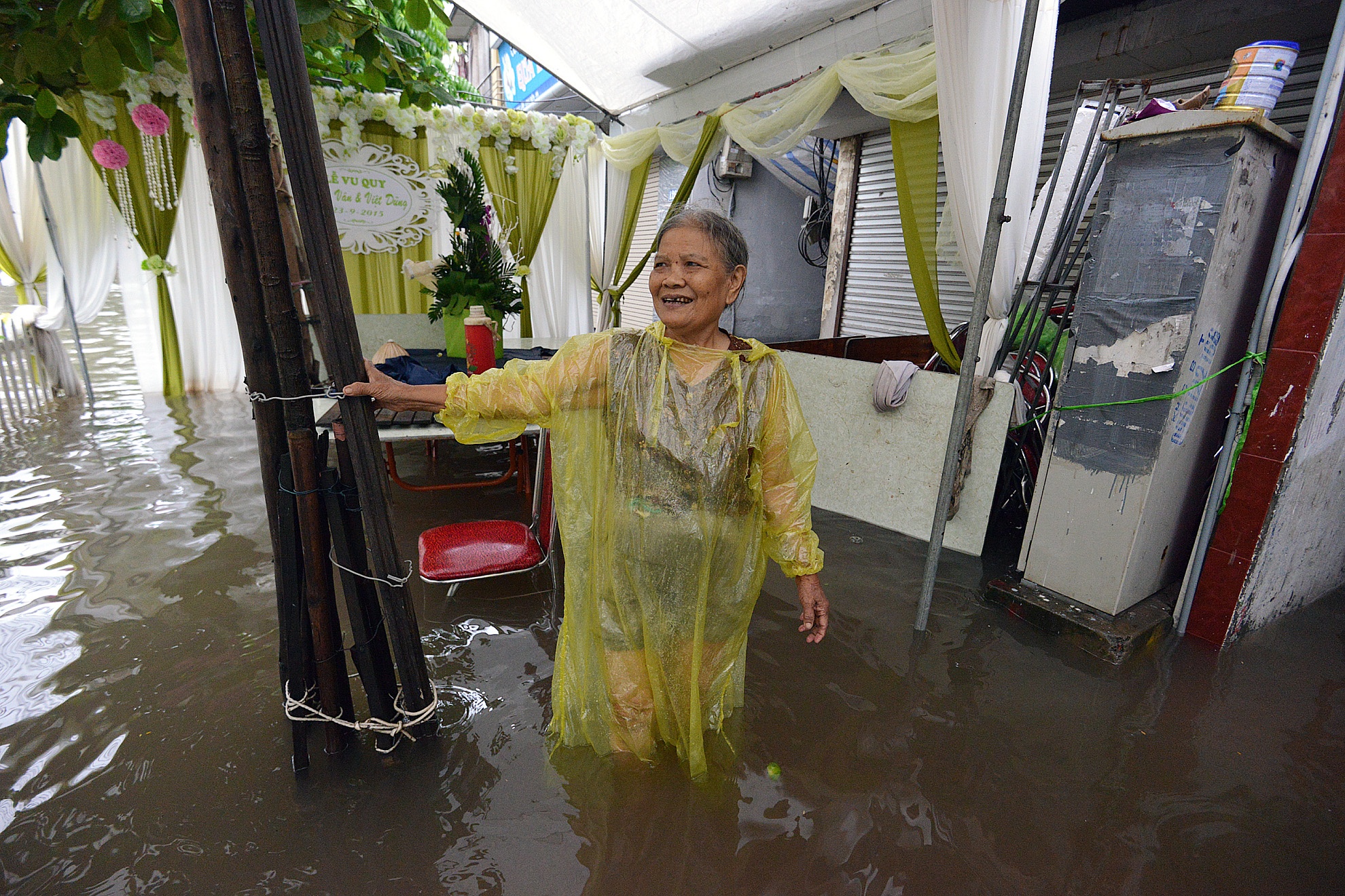  Nhà bà Tâm đang dựng rạp chuẩn bị đám cưới cháu gái nhưng do nước ngập nên đành hoãn sang ngày mai. 