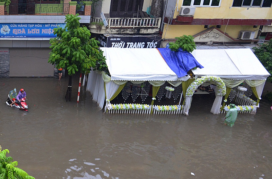 Noi ngap sau 70 cm sau mua lon o Ha Noi hinh anh