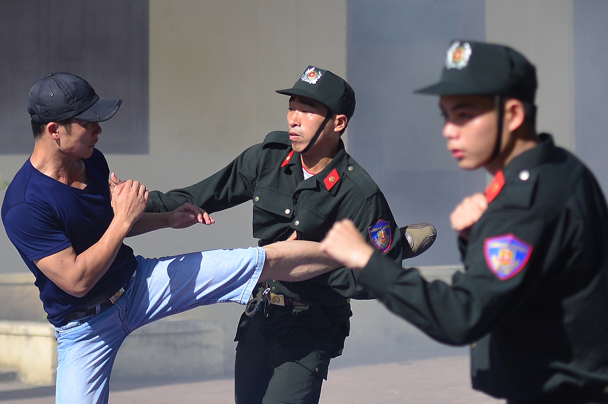 Sinh vien canh sat bieu dien vo thuat hinh anh