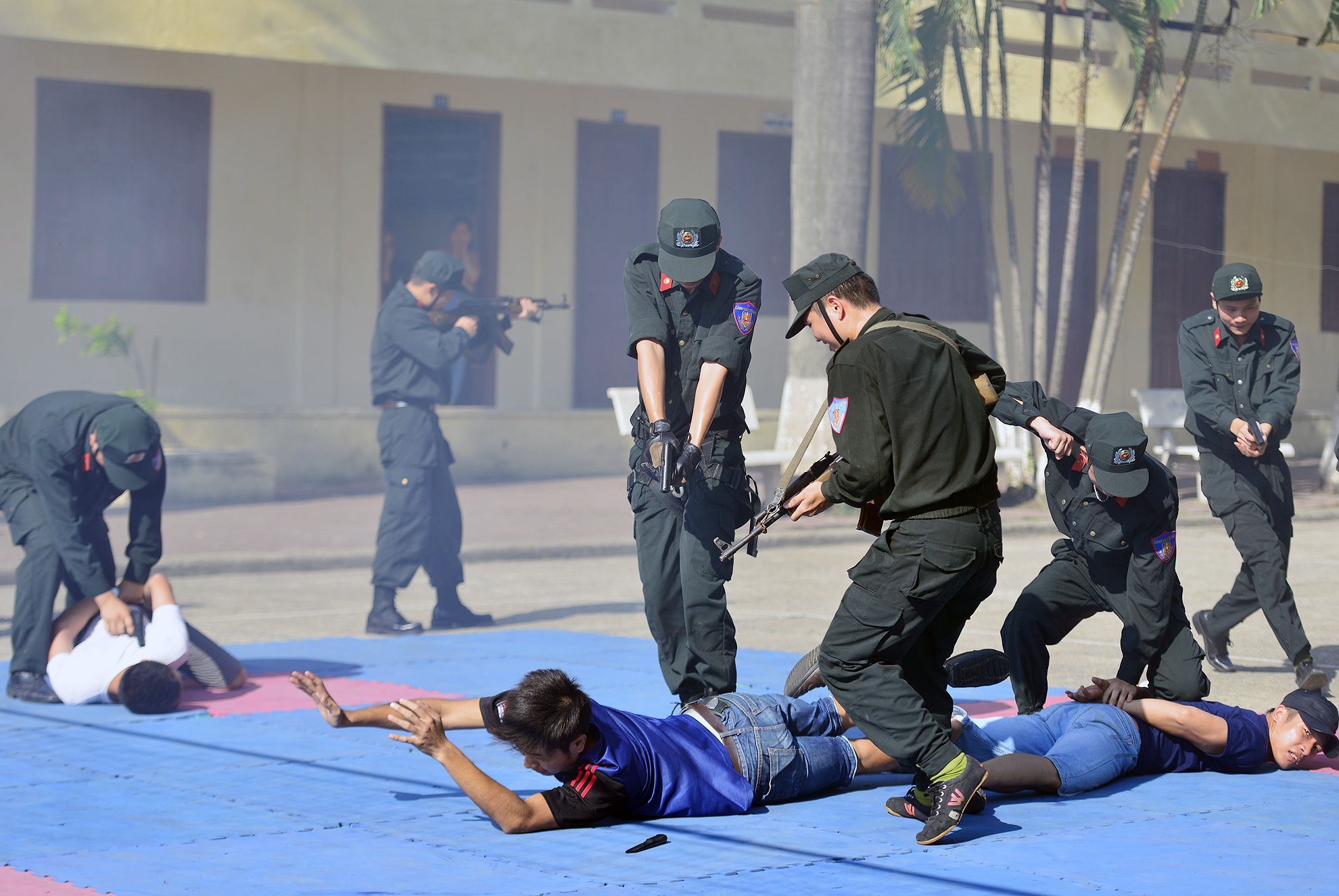 Sinh vien canh sat luyen tap chong khung bo hinh anh