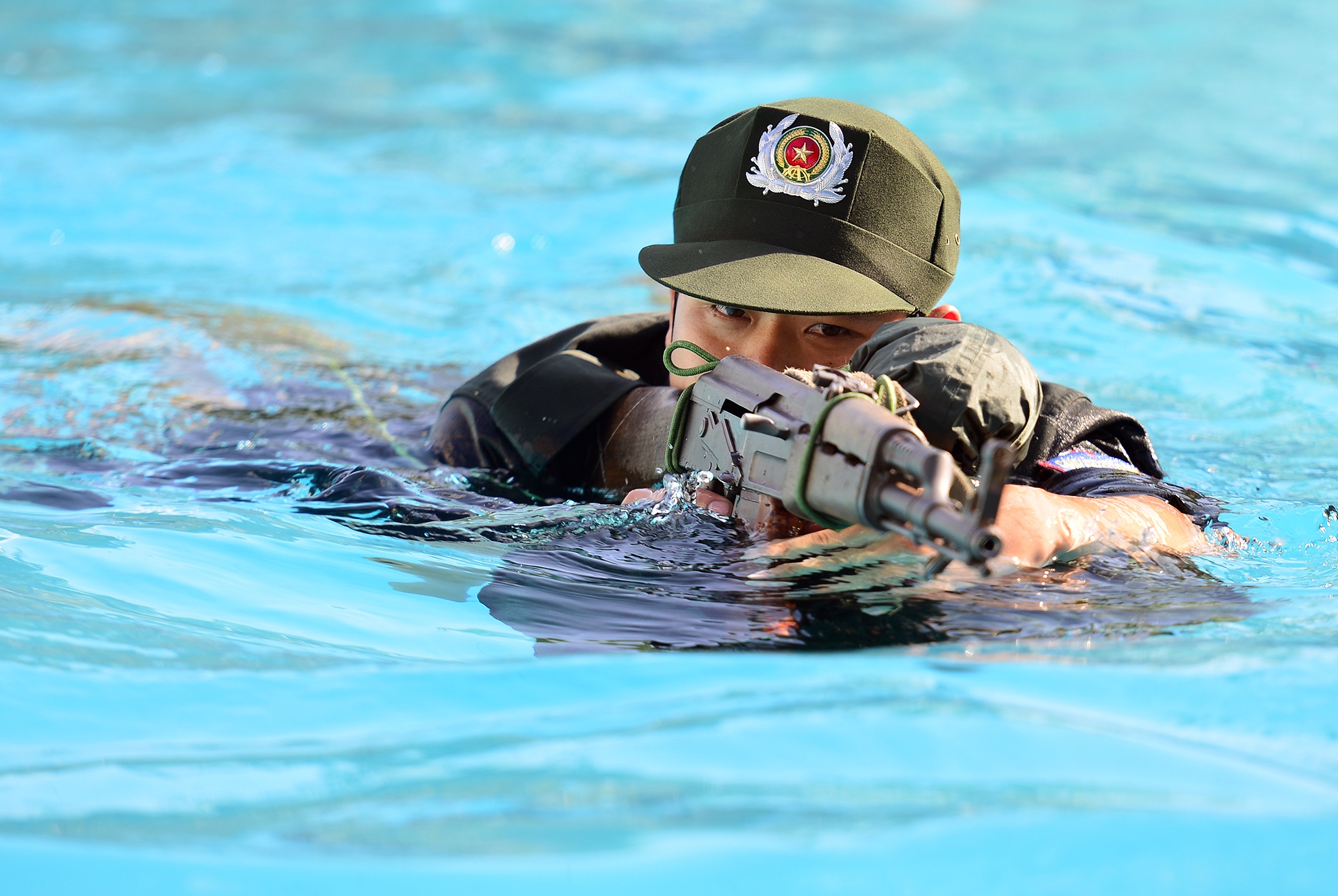 Sinh vien boi ban sung, vuot hoa luc nhu dac cong hinh anh