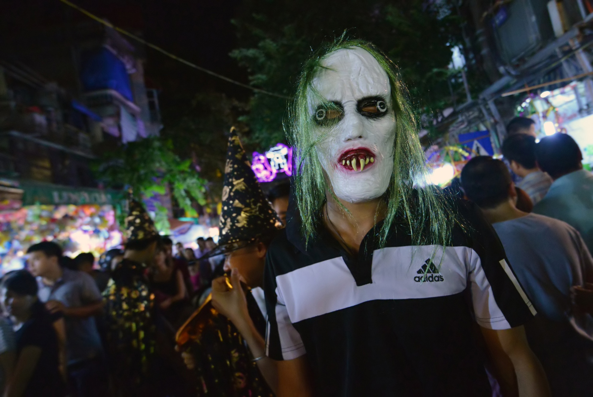 Deo mat na kinh di luon lo pho trung thu hinh anh