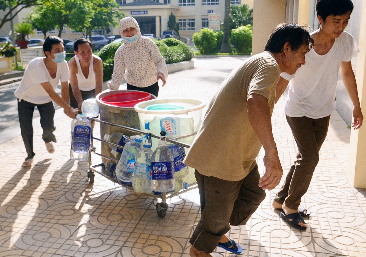 Bac si, benh nhan rong ran xach can kiem nuoc hinh anh