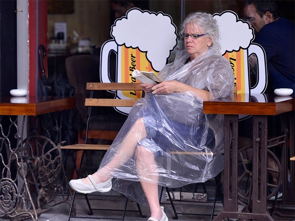 Khach Tay mac ao mua chong lanh dau mua hinh anh