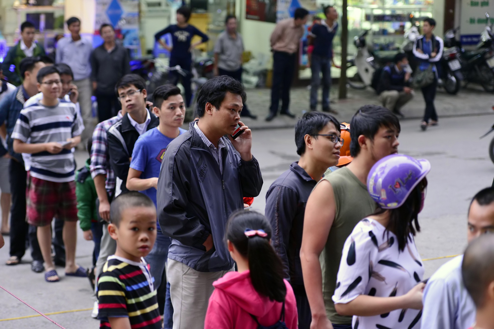 Xep hang dai tim xe may trong ham chung cu chay hinh anh