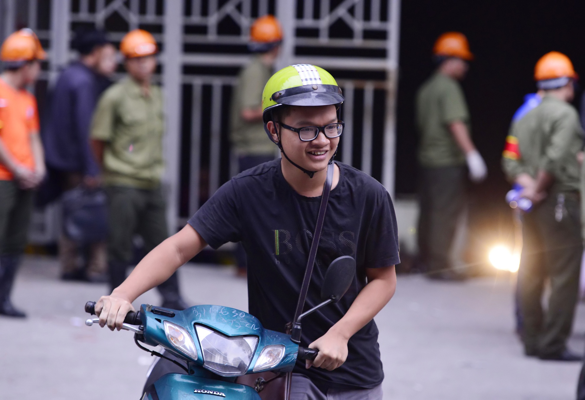 Cu dan Xa La ngong tai san trong ham bi chay hinh anh