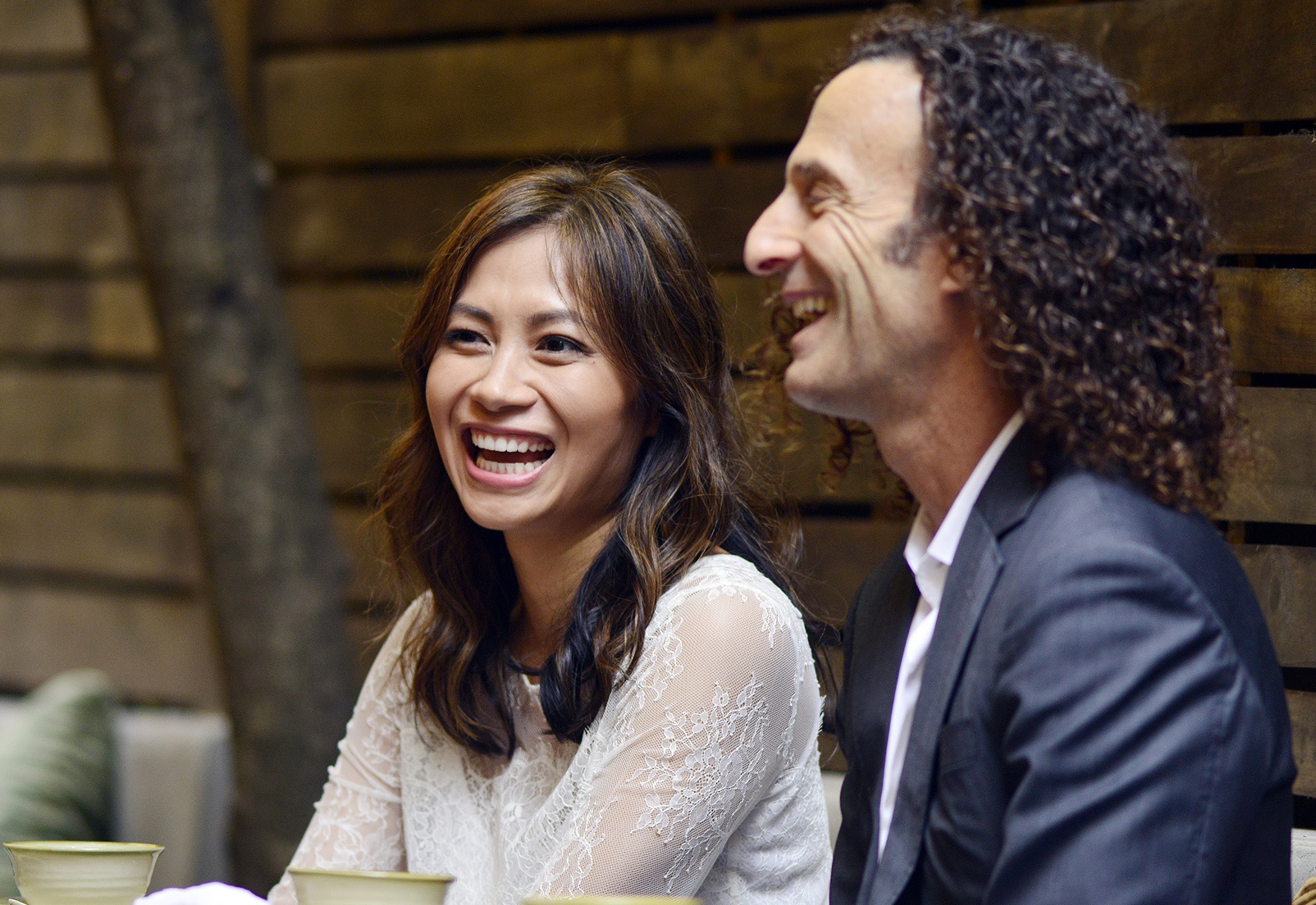 Ngoi sao saxophone di an cung ban gai goc Viet o Ha Noi hinh anh