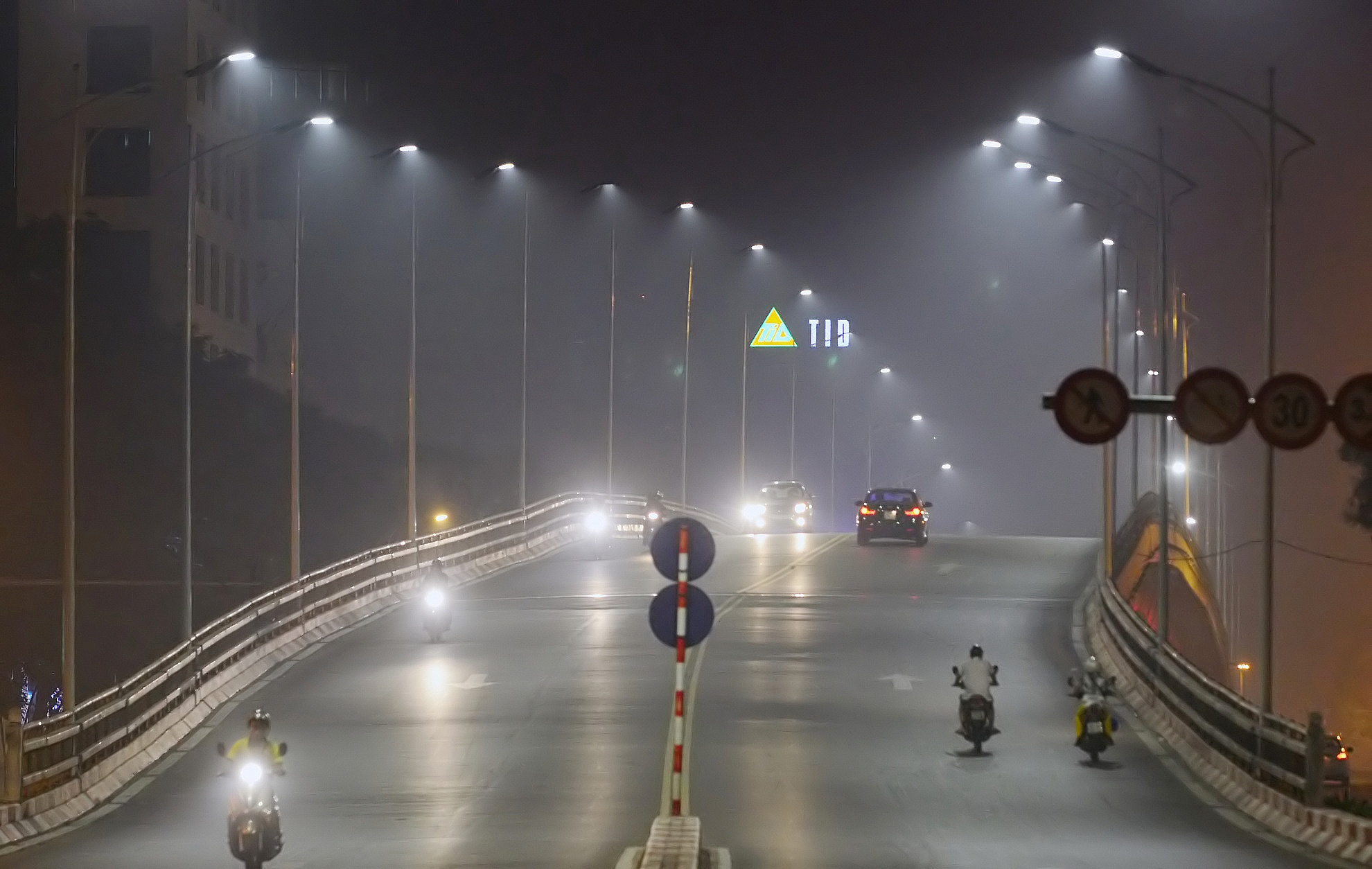 Khoi mu bao trum dem Ha Noi hinh anh