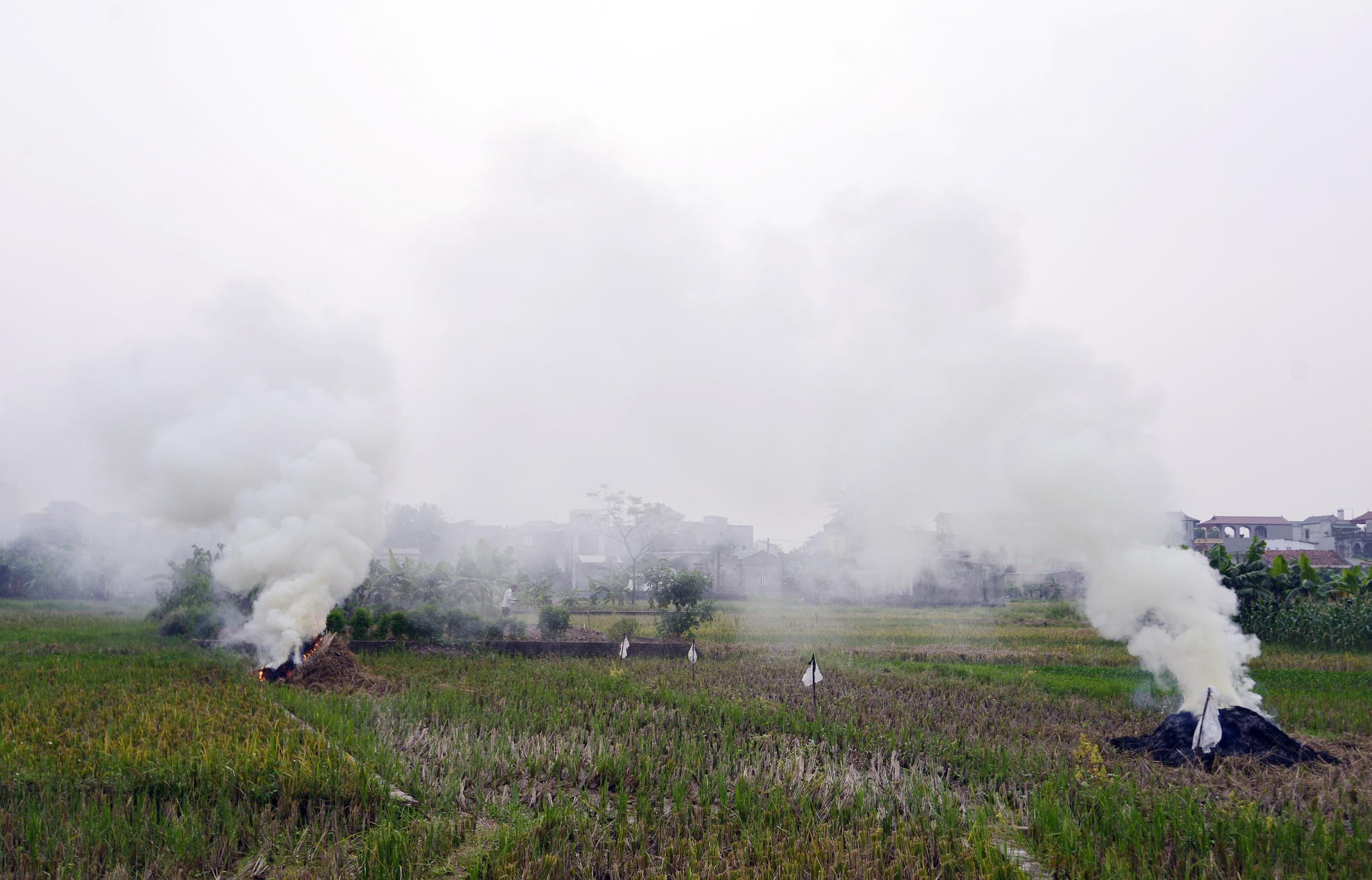  Khói mù xuất hiện trong những ngày qua là do người dân các huyện ngoại thành như Quốc Oai, Thạch Thất... (Hà Nội) và các tỉnh lân cận đốt rơm rạ gây ra. 