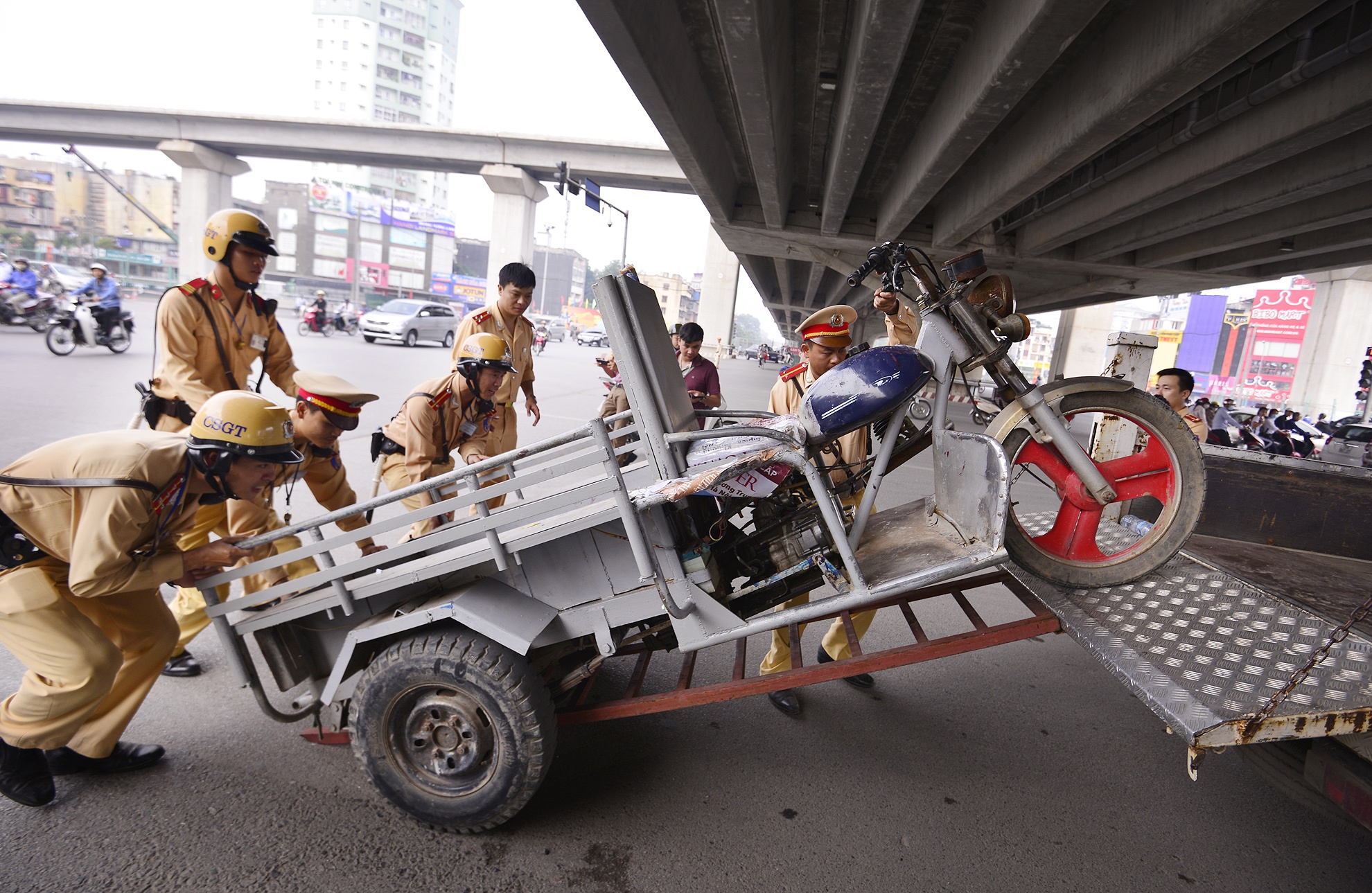 Canh sat Ha Noi tich thu xe 3 banh tu che hinh anh