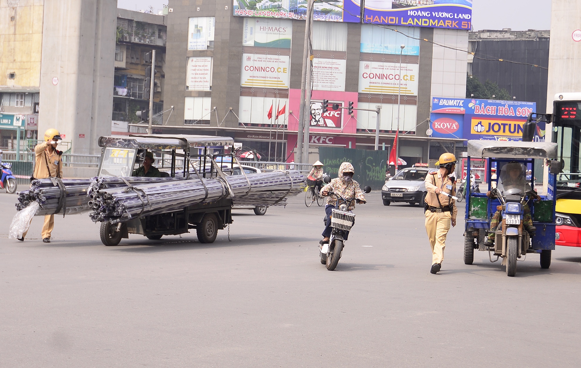 Sáng 23/10, thực hiện kế hoạch 65 của phòng CSGT về xử phạm xe cũ nát, xe ba bánh giả danh thương binh điều khiển dễ gây tai nạn , đội cảnh sát giao thông số 7 (CA TP Hà Nội) ra quân xử lý các trường hợp giả mạo thương binh đi xe 3 bánh, chở cồng kềnh. 