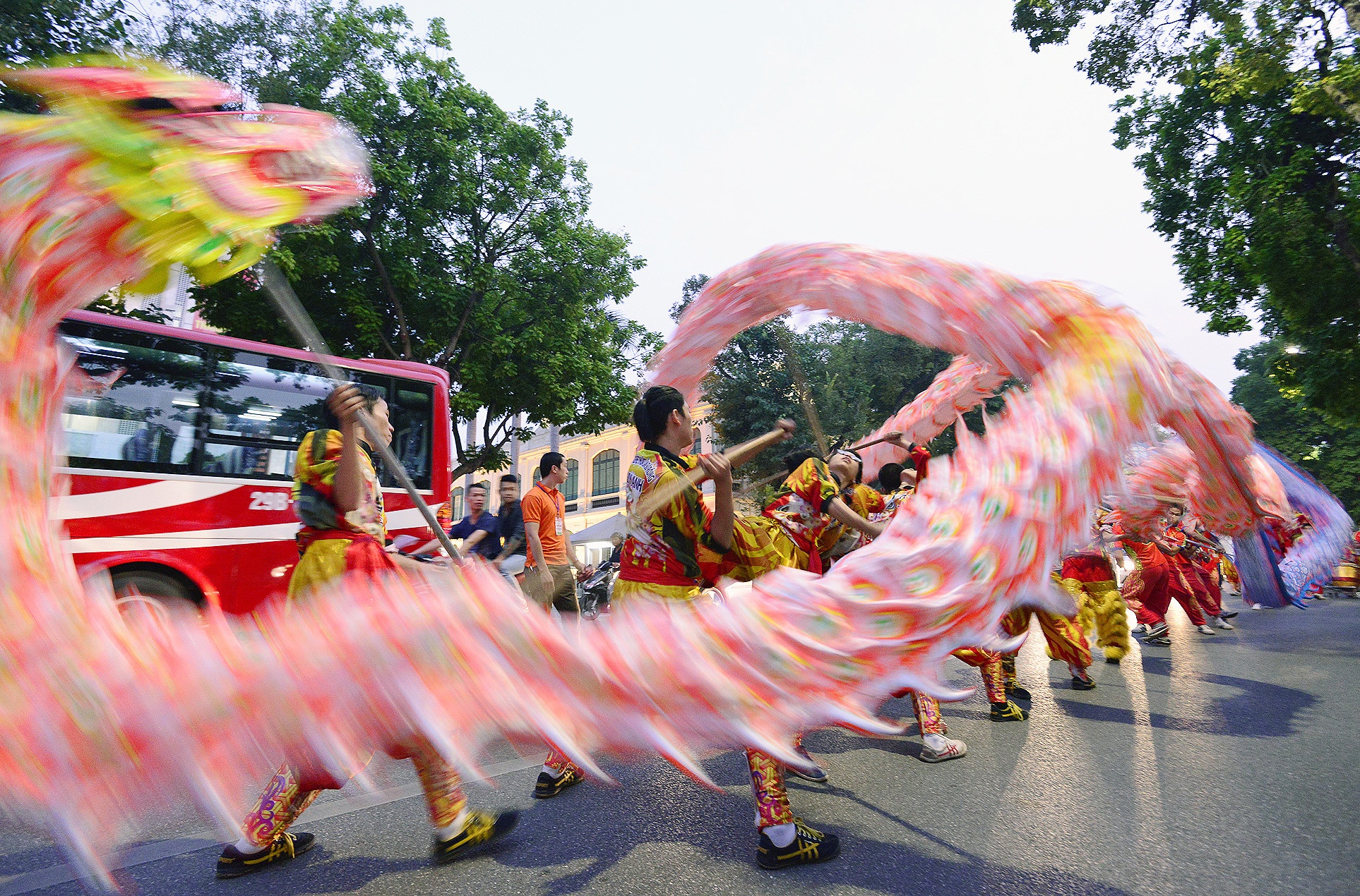 Mua rong quanh ho Guom mung Dai hoi Dang bo hinh anh