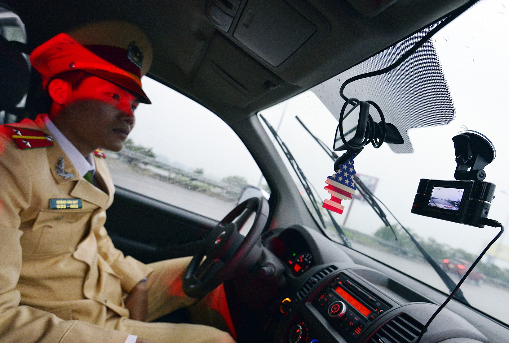 Camera giau kin trong oto canh sat quay xe vi pham hinh anh