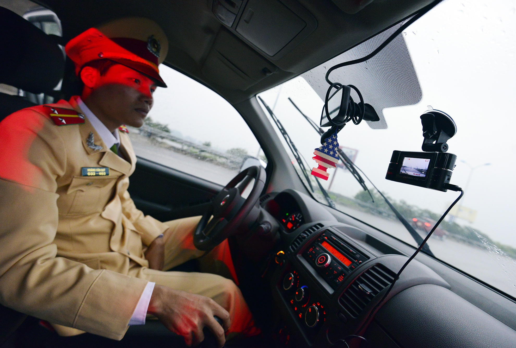 Camera hanh trinh cua canh sat giao thong tren cao toc hinh anh