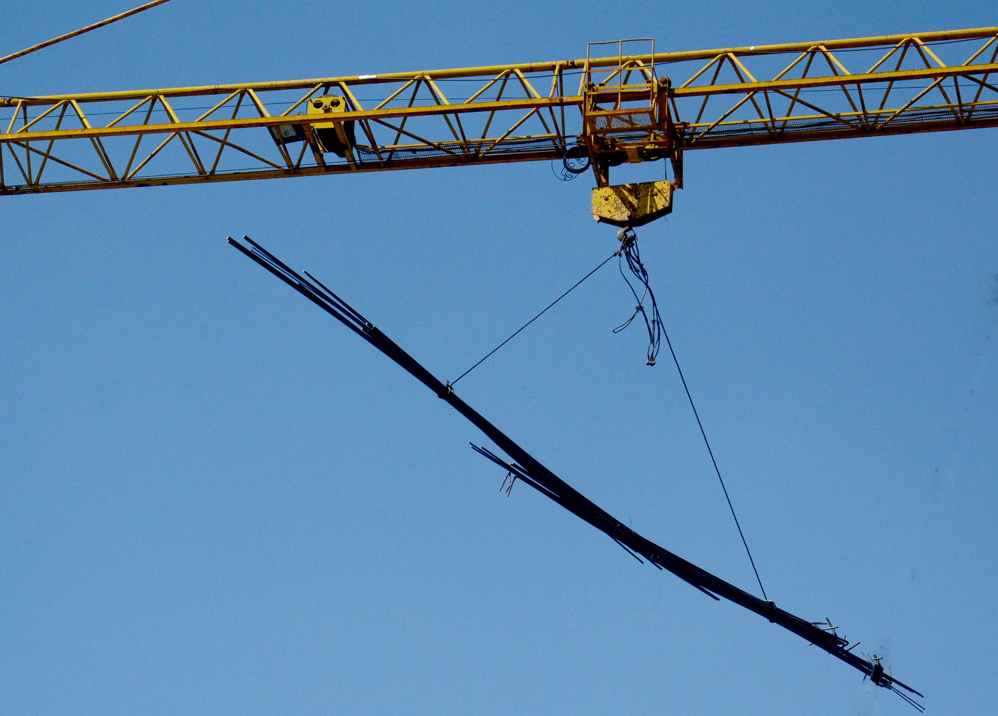  Những bó thép lơ lửng khi các tháp cẩu này hoạt động tại một tháp cẩu vừa lắp để thi công công trình nằm sát khu dân cư tại phường Thảo Điền, quận 2.