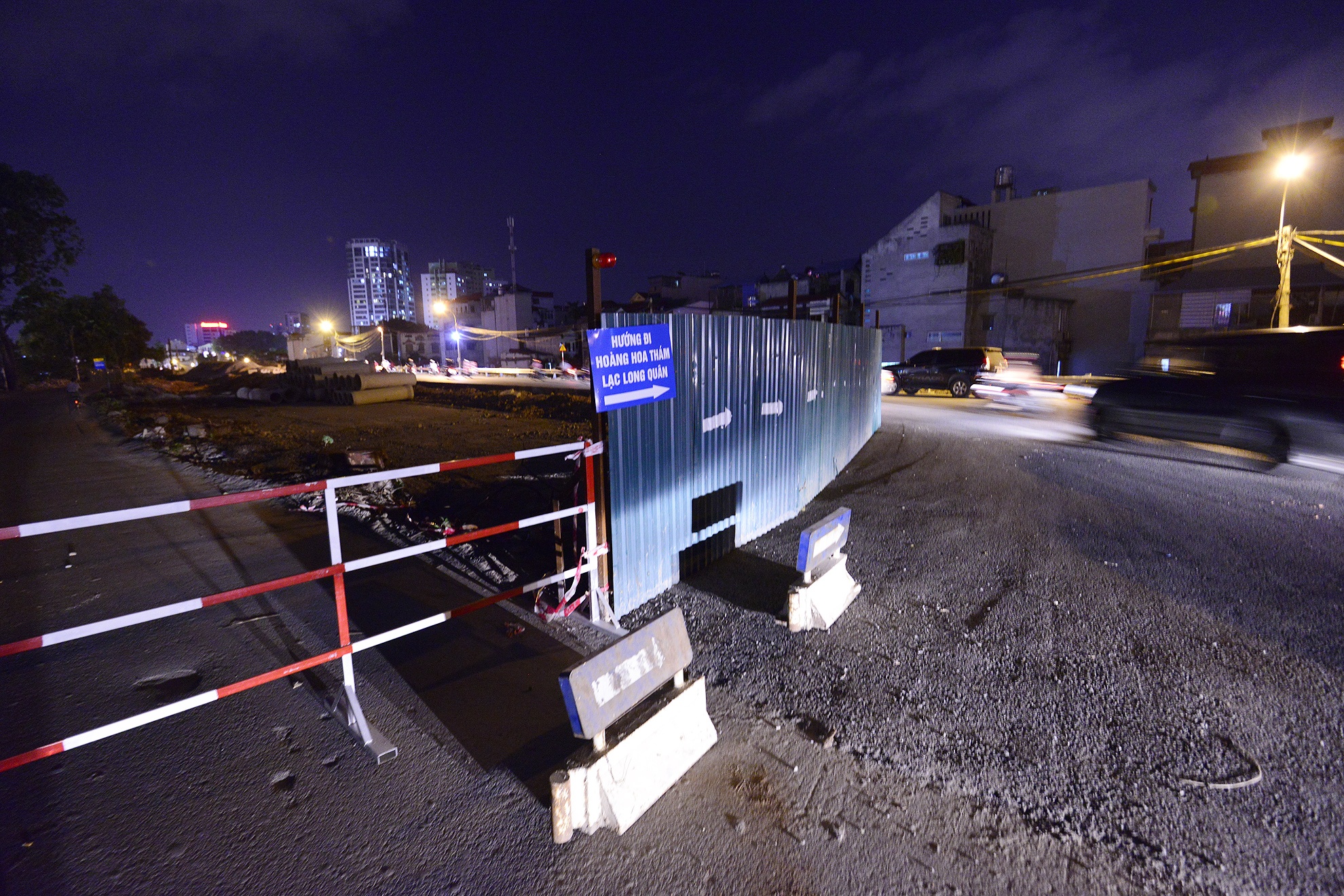 Nay cấm đường Bưởi cũ, các phương tiện đi qua tuyến mới.