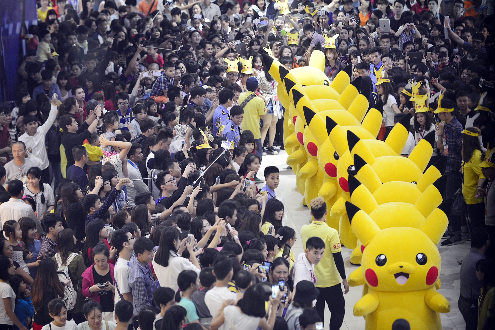 Nghin nguoi chen chan xem Pikachu khong lo o Ha Noi hinh anh