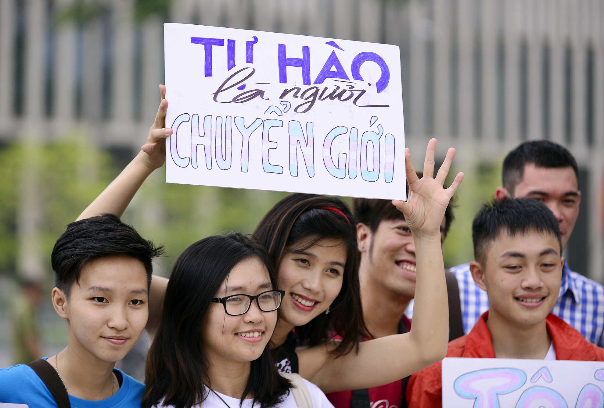 Nguoi dong tinh, chuyen gioi ra pho an mung hinh anh