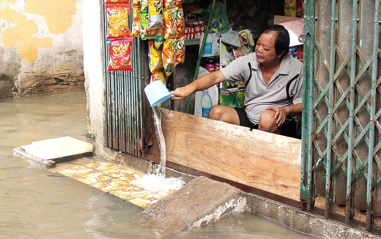 Be bo, tat nuoc ra khoi nha sau mua lon hinh anh