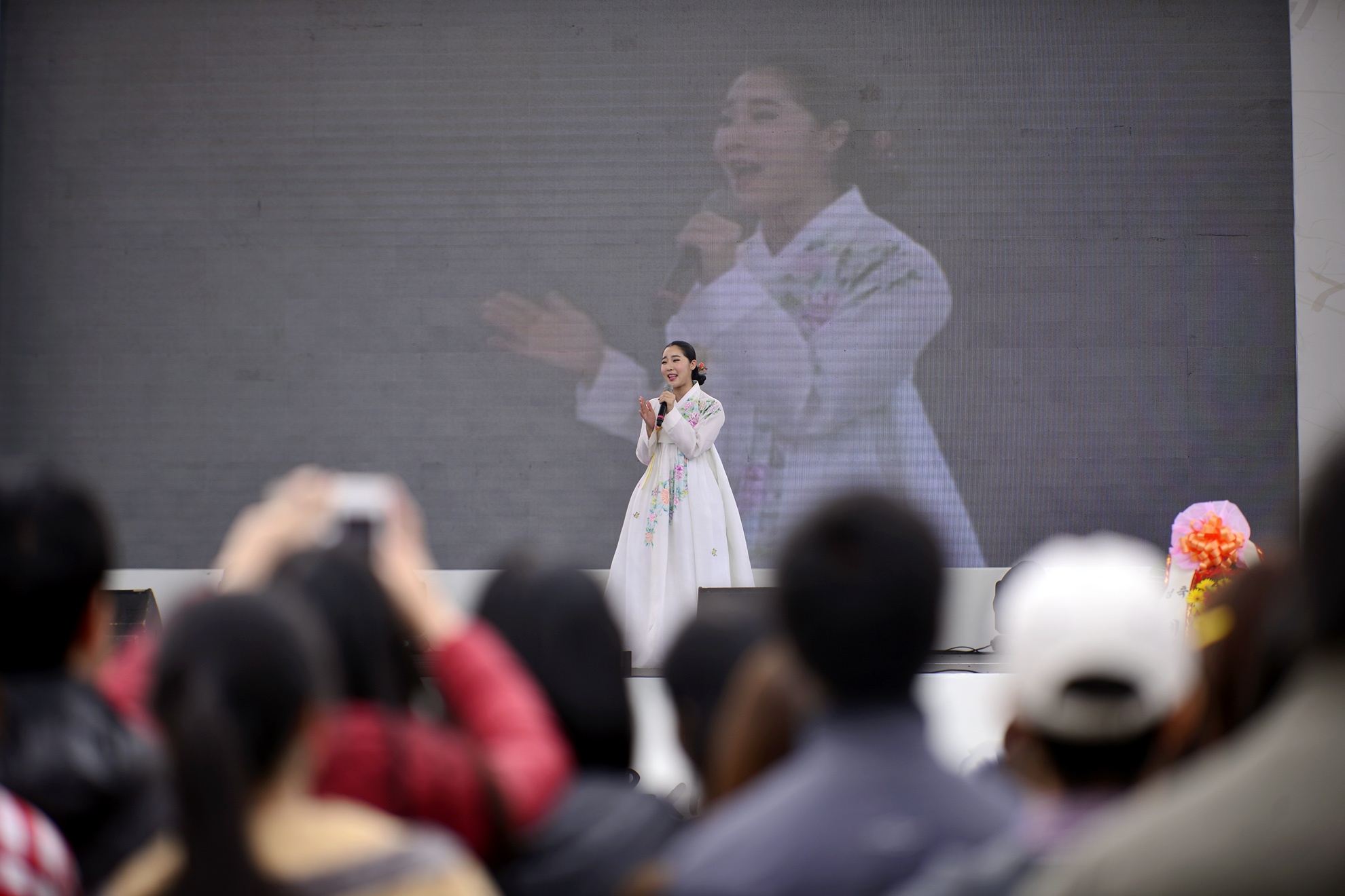 Một ca sĩ hát nhạc truyền thống Hàn Quốc nhận được sự cổ vũ của nhiều người.