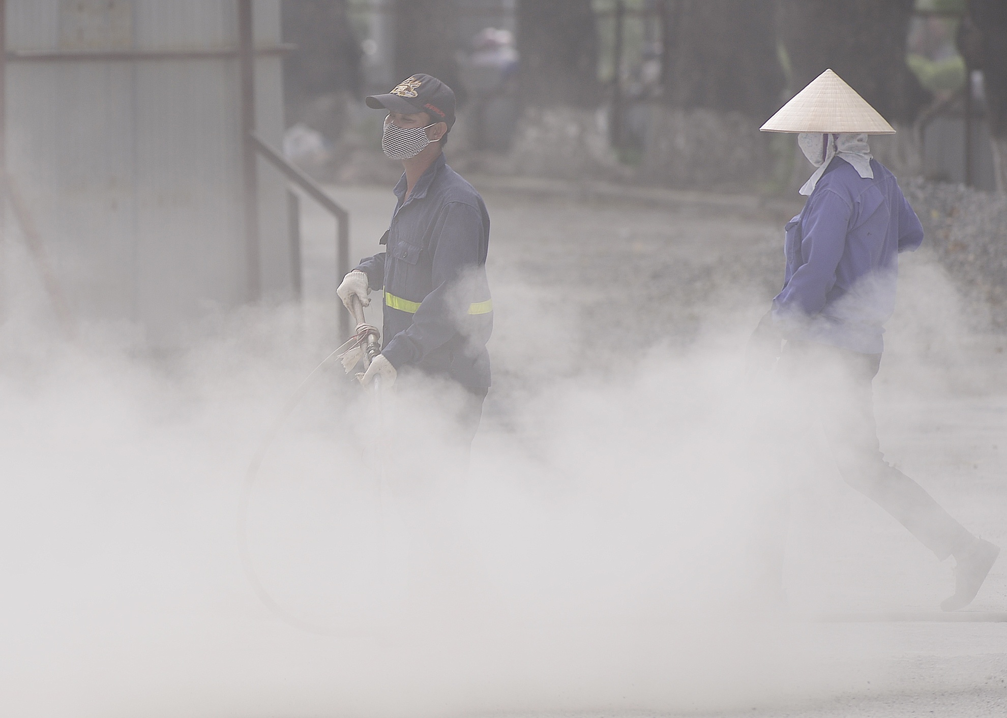 Cong nhan thoi bui, nguoi di duong ngat tho hinh anh