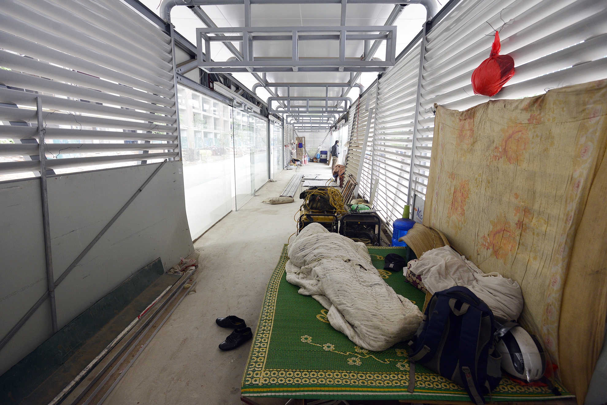 Nha cho xe buyt hien dai thanh noi ngu nghi, phu bui hinh anh