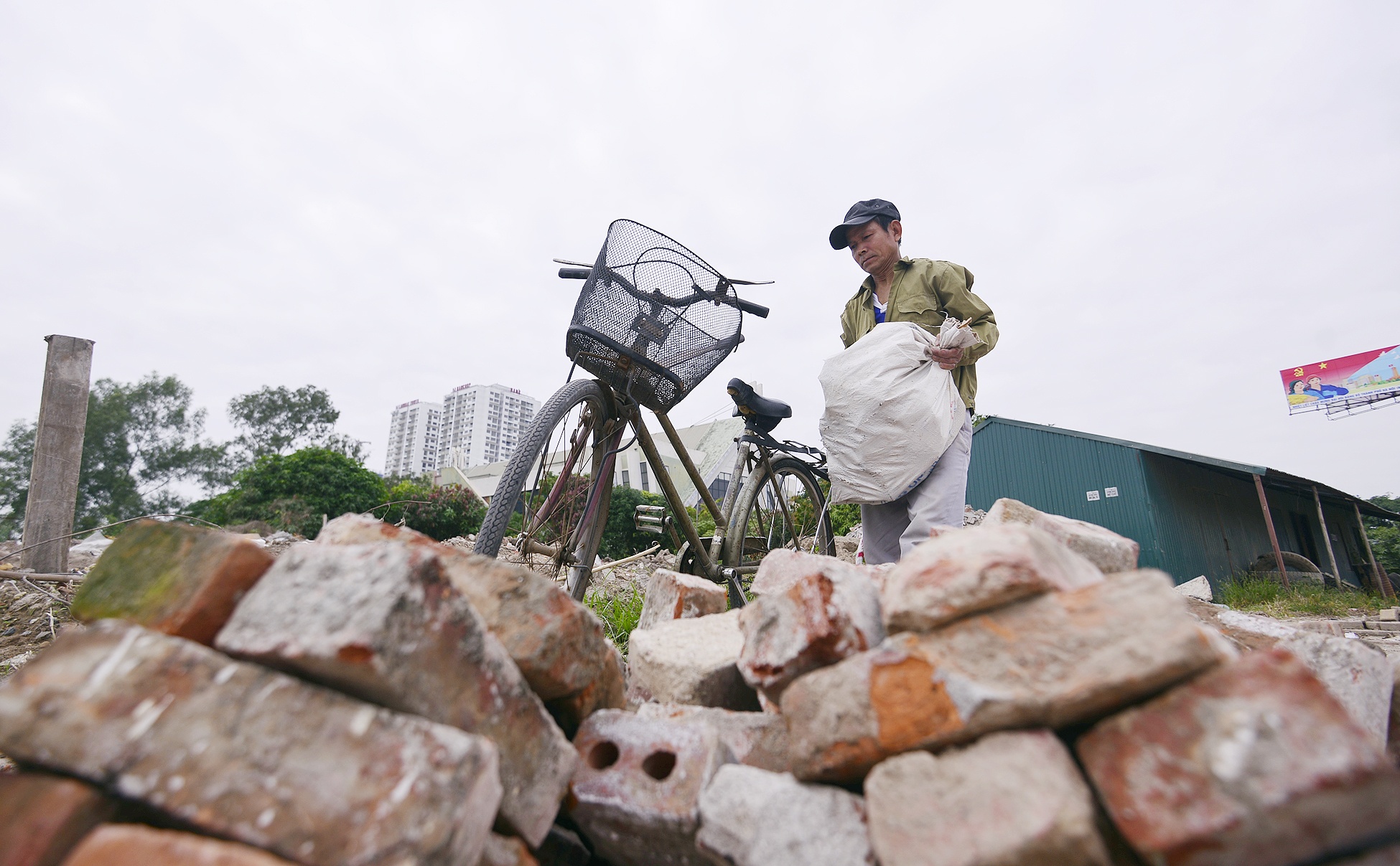 Hang chuc bai rac khong lo hai ben tuyen duong nghin ty hinh anh