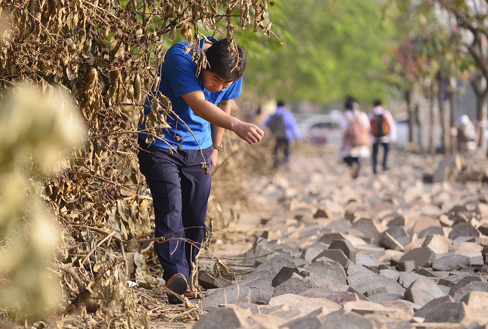 Don vi thi cong 'duoi' nguoi di bo xuong long duong hinh anh