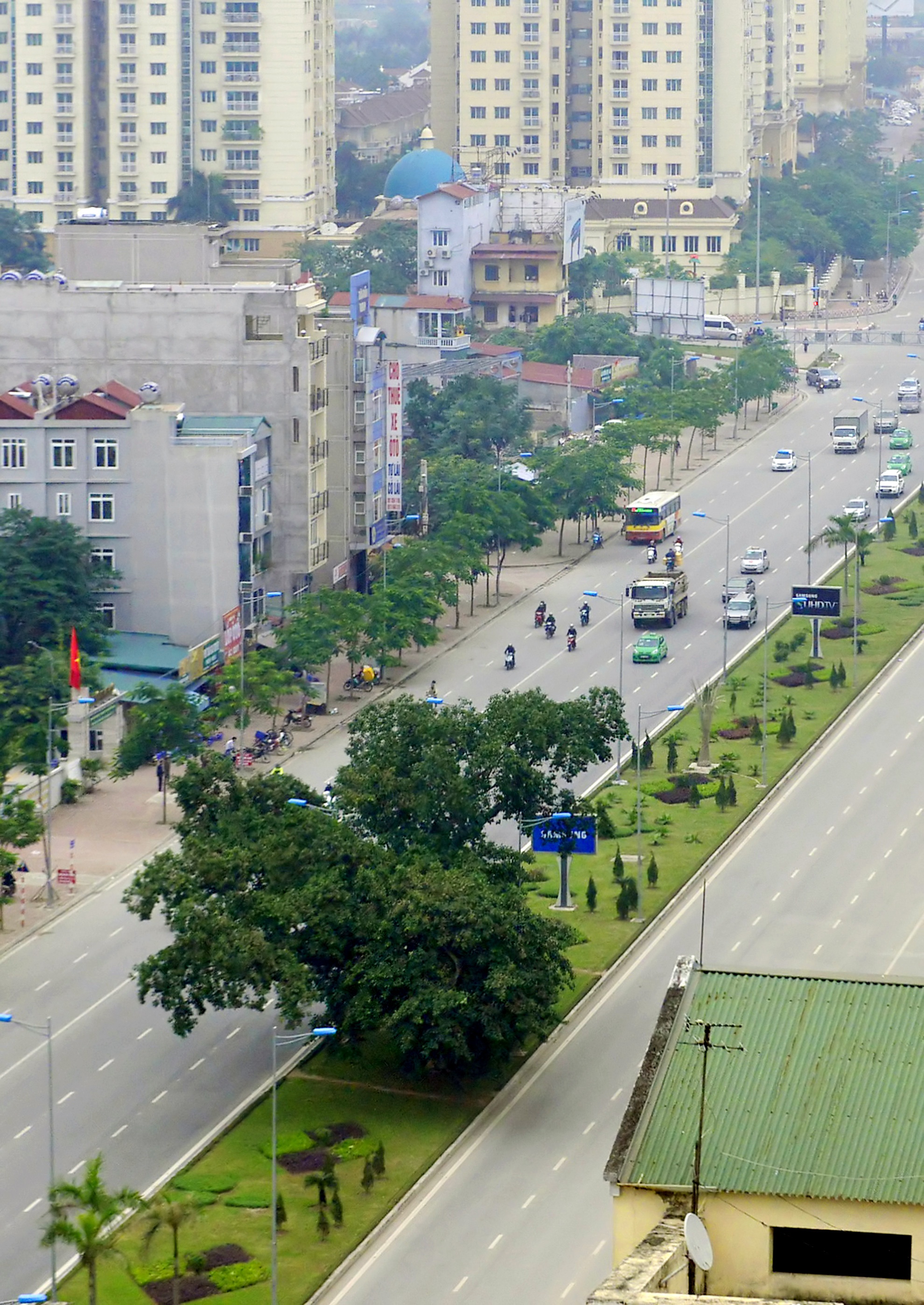 Trên đường Võ Chí Công, cách cây đa cổ thụ ở làng Nghĩa Đô khoảng hơn một km có một cây đa khác nhỏ hơn cũng được giữ lại ở dải phân cách giữa. 